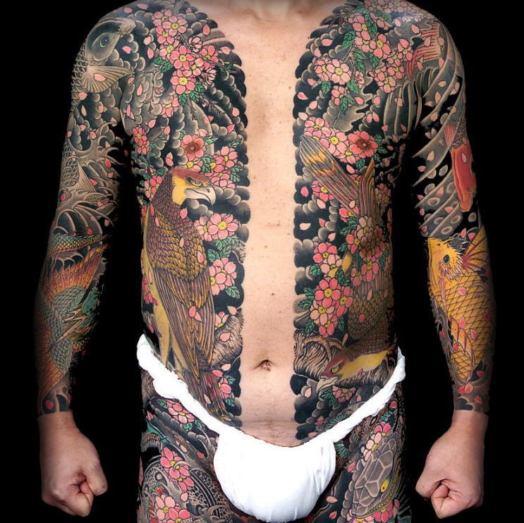 super tatuaje.  se mostraran los tatuajes cuando se vestían los kimonos.